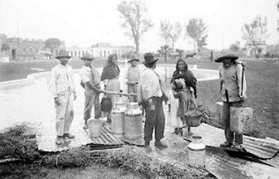 Aguadores en la fuente del jardín de Jesús en la colonia Condesa