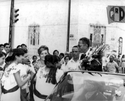Al arribar hoy a esa ciudad el presidente Gustavo Díaz Ordaz fue objeto de una cálida recepción por parte de los habitantes de la capital de Yucatán