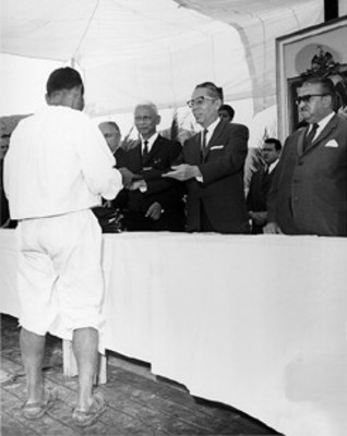 El presidente Gustavo Díaz Ordaz entregando el certificado de derechos agrarios a campesinos