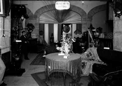 Departamento de ropa en una casa de empeño, interior