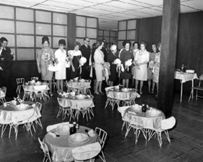 Guadalupe Borja y mujeres visitan el comedor de una escuela de Educación Preescolar