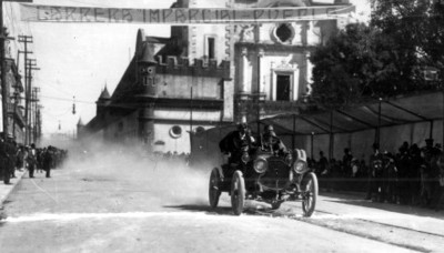 Llegada de un competidor a la ciudad de Puebla, "Carrera Imparcial Puebla"