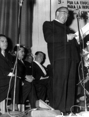 Jaime Torres Bodet pronuncia un discurso en el Consejo Nacional de Trabajadores de Educación
