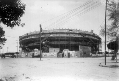 "Plaza de toros El Toreo", exterior