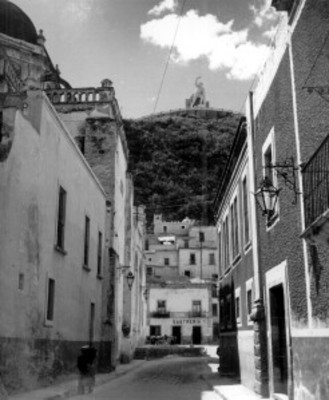 Callejón, vista parcial, en segundo plano el pipila