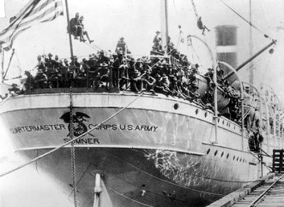 Marinos a bordo de barco norteamericano durante su salida de Veracruz