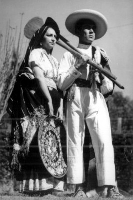 Pareja vestidos con traje purépecha, retrato