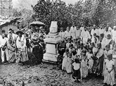 Grupo de personas entorno al monumento levantado en el lugar donde nació Benito Juárez durante una ceremonia