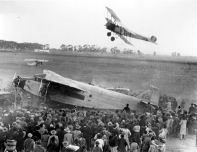 Llegada de la mamá de Lindbergh al aeródromo militar de Balbuena