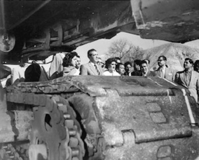 Adolfo López Mateos y comitiva durante campaña electoral