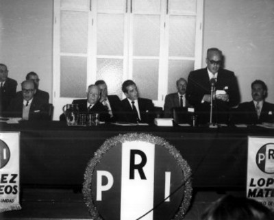 Adolfo López Mateos escucha discurso durante una ceremonia