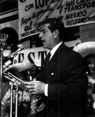 Adolfo López Mateos pronuncia discurso durante su campaña electoral en "Zacatecas"