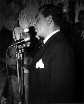 Adolfo López Mateos pronuncia discurso durante campaña de proselitismo a su favor en Cd. "Valles"