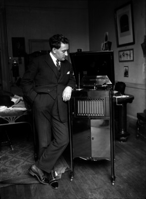 Alfonso Ortiz Tirado, médico y cantante de opera, junto a una consola