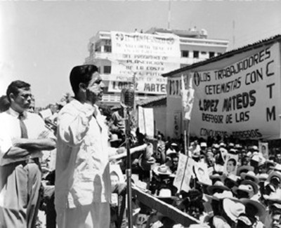 Orador en un mitin con motivo de la gira política del candidato Adolfo López Mateos