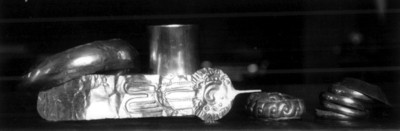 Diadema, pluma y brazalete de oro de la Tumba 7