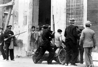 Policias detienen a unos hombres