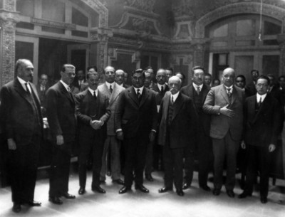 Emilio Portes Gil acompañado de algunos secretarios de Estado y ministros de la Suprema Corte