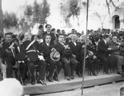 Funcionarios y militares durante ceremonia