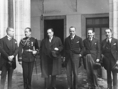 Diplomaticos fuera de edificio, retrato de grupo
