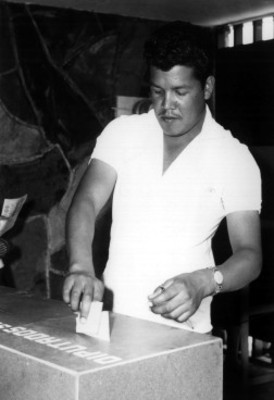 Hombre deposita su voto para la elección de diputados