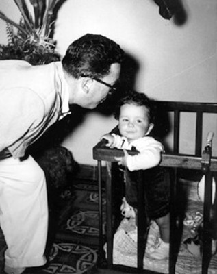 Hombre observa a niño en su cuna