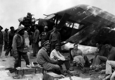 Soldados descansan junto a un avión