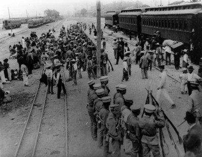 Tropas federales junto a ferrocarril
