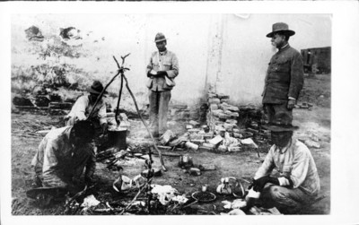 Venustiano Carranza y revolucionarios en un campamento