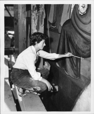 Pintora realiza mural del Teatro Insurgentes