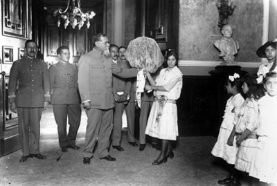 Venustiano Carranza es felicitado por la Secretaia de Instrucción Publica y escolares
