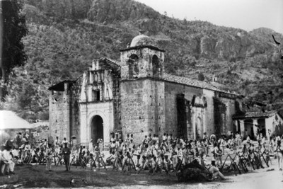 Soldados Federales acampan en el atrio de la iglesia de Ixtlán