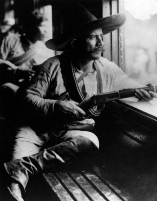 Rural apunta con su rifle desde la ventana de un ferrocarril