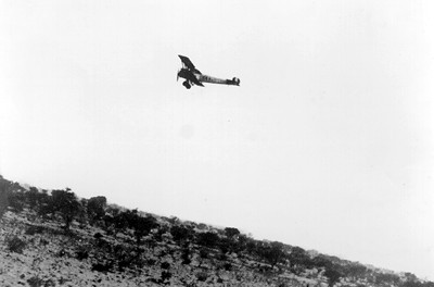 Avioneta sobrevuela un cerro durante la campaña Yaqui
