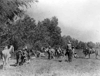Revolucionarios descansan en el campo