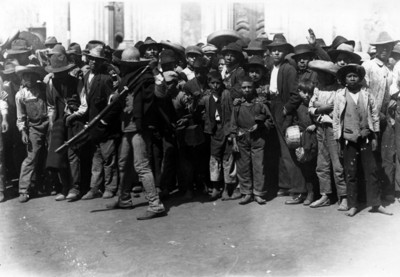 Revolucionario resguarda a espectadores durante un evento