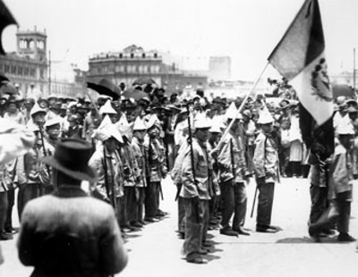 Niños revolucionarios desfilan en la plaza de la Constitución