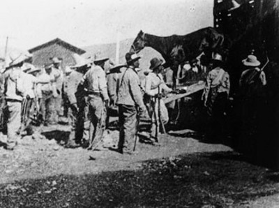 Revolucionarios desembarcan caballos de un tren