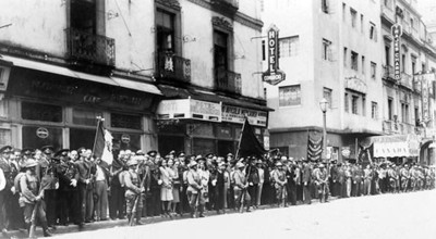 Personas hacen valla en la calle