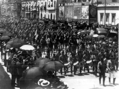 Ejercito constitucionalista a su paso por las calles de la ciudad de México