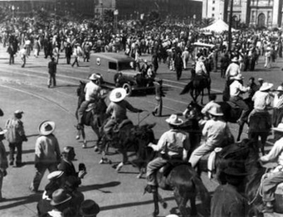 Los Dorados lanzan y derriban a los comunistas en el zócalo