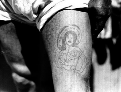 Detenido muestra un tatuaje de una mano