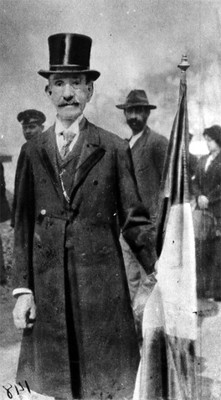 "Joaquín de la Cantoya y Rico" [sic] con una bandera en un campo