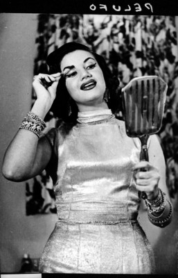 Ana Luisa Peluffo, actriz de cine pintandose los ojos en un camerino, retrato