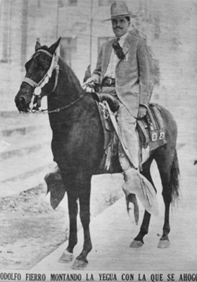 Rodolfo Fierro montando la yegua con la que se ahogo