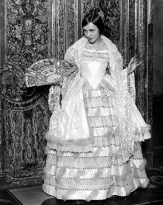 Berta Singerman' con vestuario teatral, retrato