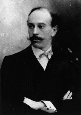 Aquiles Serdán con los brazos cruzados, retrato