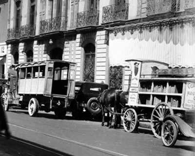 Camionetas de carga en una calle