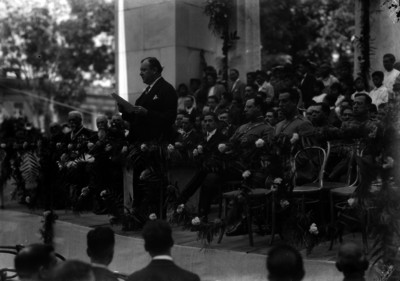 Rafael Pérez Taylor, periodista pronunciando un discurso durante una ceremonia