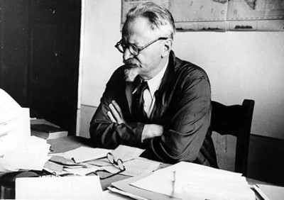 León Trotsky en su estudio, retrato